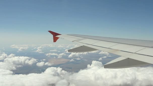 Vista na asa do avião a partir da janela — Vídeo de Stock