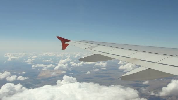 Blick Vom Fenster Auf Die Tragfläche Des Flugzeugs — Stockvideo