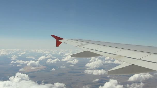 Blick Vom Fenster Auf Die Tragfläche Des Flugzeugs — Stockvideo