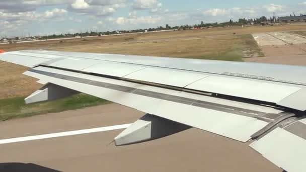 Vista na asa do avião a partir da janela — Vídeo de Stock