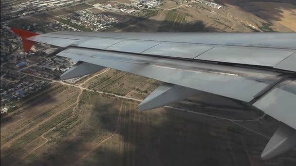 Vista en el ala del avión desde la ventana — Vídeo de stock