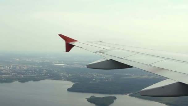 Blick vom Fenster auf die Tragfläche des Flugzeugs — Stockvideo