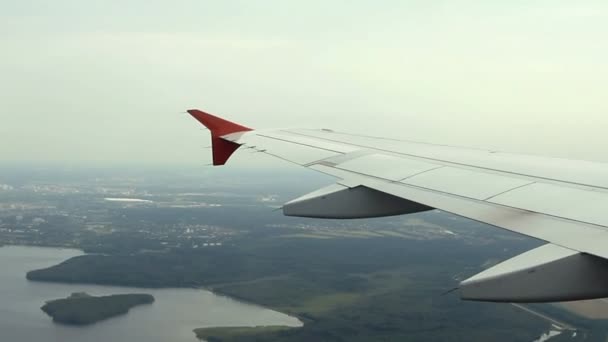 Blick vom Fenster auf die Tragfläche des Flugzeugs — Stockvideo
