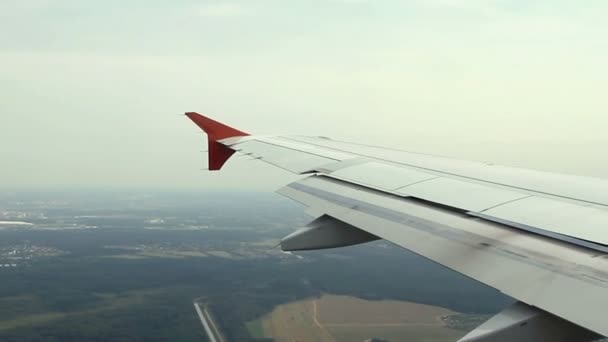 Vista na asa do avião a partir da janela — Vídeo de Stock