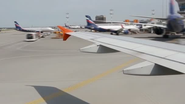 Velké dopravní cestujících letadla a servisní auta jezdit na airdrome v Sheremetyevo. — Stock video