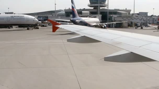 Velké dopravní cestujících letadla a servisní auta jezdit na airdrome v Sheremetyevo. — Stock video