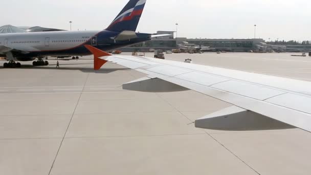 Grand trafic d'avions de ligne et de voitures de service à l'aérodrome de Sheremetyevo . — Video