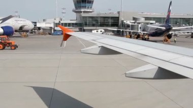 Trafik büyük yolcu uçakları ve hizmet otomobil Sheremetyevo içinde airdrome binmek. 