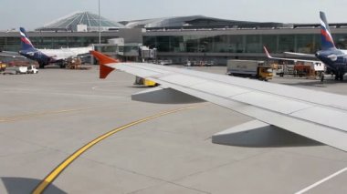Trafik büyük yolcu uçakları ve hizmet otomobil Sheremetyevo içinde airdrome binmek. 