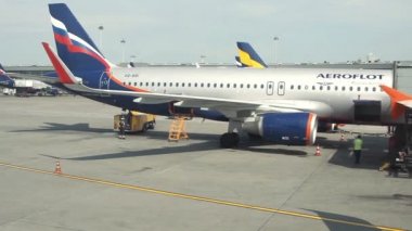 Trafik büyük yolcu uçakları ve hizmet otomobil Sheremetyevo içinde airdrome binmek. 