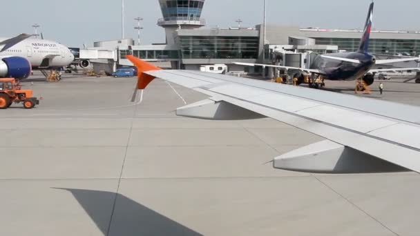 Groot verkeer van passagiersvliegtuigen en service auto rijden op airdrome in Sheremetyevo. — Stockvideo