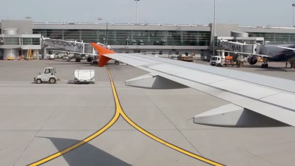 Grand trafic d'avions de ligne et de voitures de service à l'aérodrome de Sheremetyevo . — Video