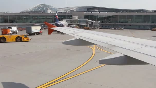Grande tráfego de passageiros aviões e carros de serviço passeio no aeródromo em Sheremetyevo . — Vídeo de Stock