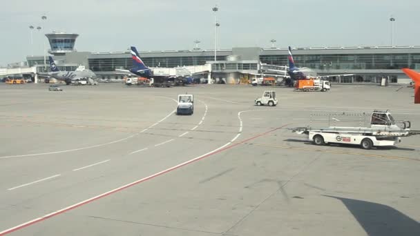 シェレメーチエヴォ国際空港飛行場で乗る乗客の定期旅客機およびサービス車の大渋滞. — ストック動画