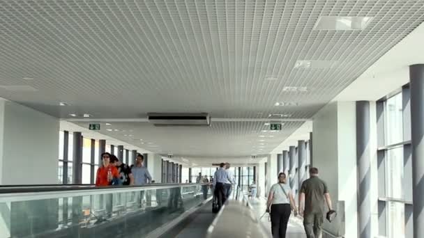 Rollator im Terminal d des Flughafens Scheremetjewo. — Stockvideo