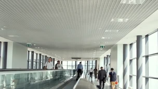 Rollator im Terminal d des Flughafens Scheremetjewo. — Stockvideo