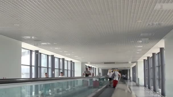 Rollator im Terminal d des Flughafens Scheremetjewo. — Stockvideo