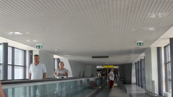 Rollator im Terminal d des Flughafens Scheremetjewo. — Stockvideo