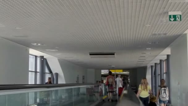 Walkalator i Sheremetyevo flygplats terminal D. — Stockvideo