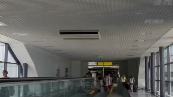 Caminante en el aeropuerto de Sheremetyevo terminal D . — Vídeos de Stock