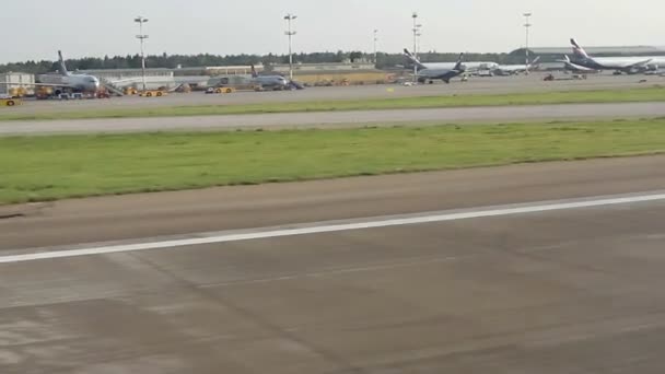 Vista do avião antes da decolagem no aeródromo de Sheremetyevo . — Vídeo de Stock