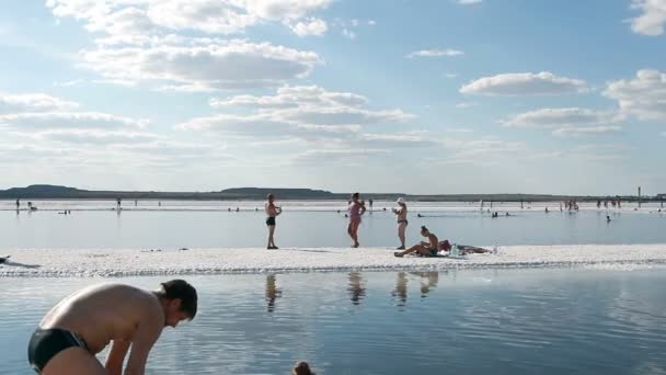 As pessoas descansam no exótico lago de sal Baskunchak em Astrakhan oblast . — Vídeo de Stock