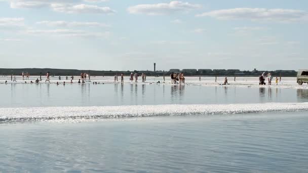 Reszta ludzi o egzotycznych soli Jezioro Baskunchak w obwodzie Astrachań. — Wideo stockowe