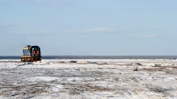 Gamla rostiga tåg på den salt lake Baskunchak — Stockvideo