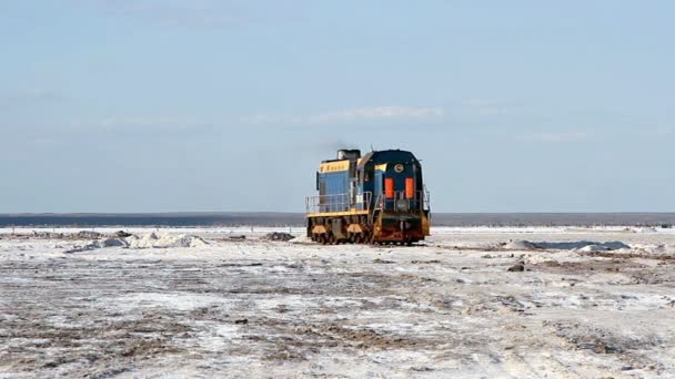 Old rusty train on the salt lake Baskunchak — Stock Video