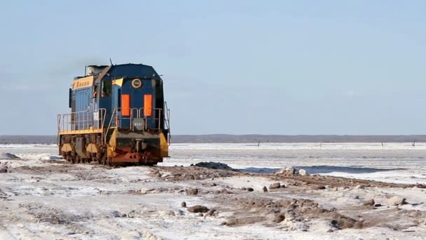 Old rusty train on the salt lake Baskunchak — Stock Video
