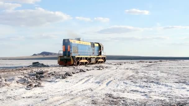 Oude roestige trein op de salt lake Baskoentsjakmeer — Stockvideo