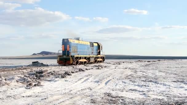 Vieux train rouillé sur le lac salé Baskunchak — Video