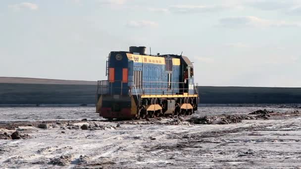Alte rostige Eisenbahn auf dem Salzsee baskunchak — Stockvideo