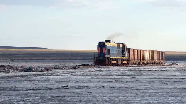 Viejo tren oxidado en el lago de sal Baskunchak — Vídeos de Stock