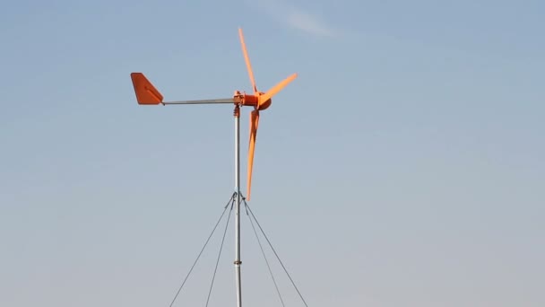 Reihe von Windkraftanlagen über blauem Himmel — Stockvideo