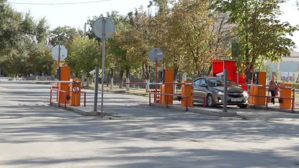 Automatic security barrier at parking in International Airport Volgograd. — Stock Video