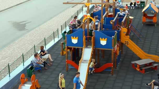 Los niños jugando en el gran patio de recreo divertido . — Vídeo de stock