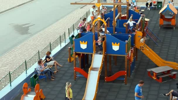 Crianças brincando no grande playground divertido . — Vídeo de Stock