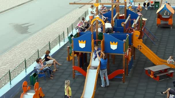 Volgograd Federação Russa Setembro 2015 Crianças Brincando Grande Playground Divertido — Vídeo de Stock