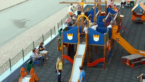 Volgograd Rusland September 2015 Kinderen Spelen Grote Leuke Speeltuin — Stockvideo