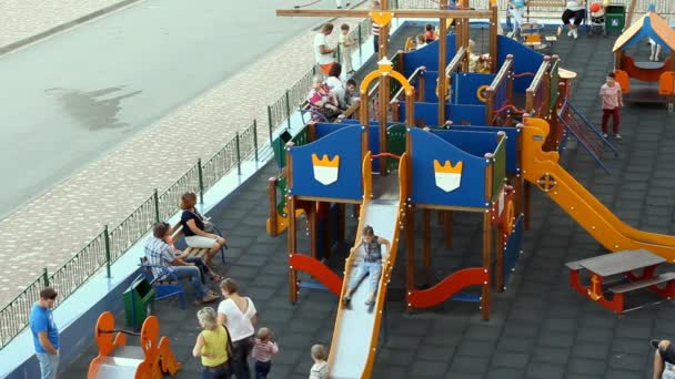 Crianças brincando no grande playground divertido . — Vídeo de Stock