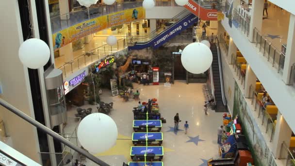 Interior del moderno centro comercial Komsomall . — Vídeos de Stock
