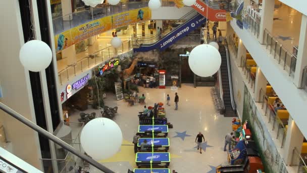 Interior del moderno centro comercial Komsomall . — Vídeo de stock