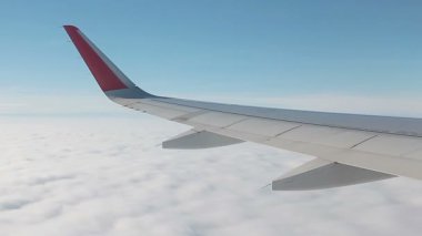 Uçak penceresinden kanat görüntüleyin