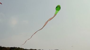 Üzerinde mavi gökyüzü uçan büyük uçurtma yılan
