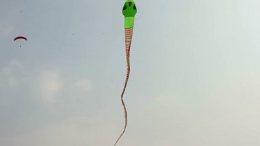 Üzerinde mavi gökyüzü uçan büyük uçurtma yılan