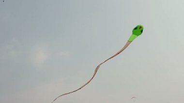 Üzerinde mavi gökyüzü uçan büyük uçurtma yılan