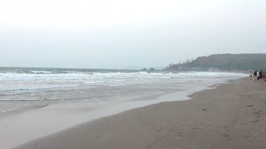 Sahilde kimliği belirsiz kişi rahatlatıcı. Goa devlet Arambol beach.