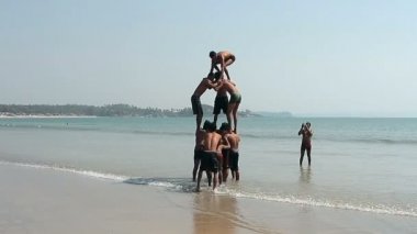 Mutlu adam Palolem sahilde insan piramit yapmak