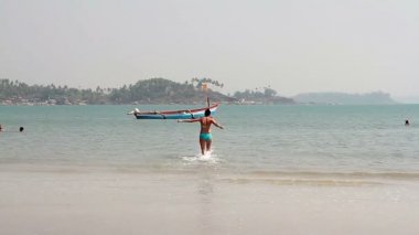 Plajda Yüzme mutlu genç erkek